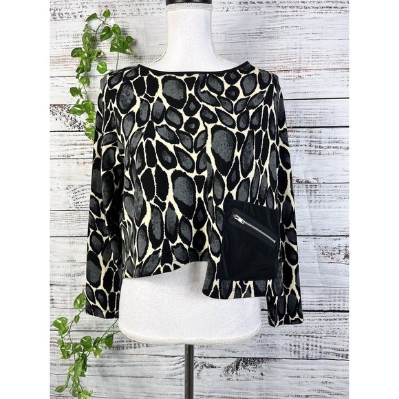 Stylish Black and White Women's Sweater - Picture 2 of 13